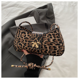 Sac à bandoulière imprimé léopard pour femmes, sac à main sous le bras avec nœud décoratif en métal et sangle réglable - Product Image 5