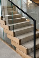Escalier en bois courbé pour villa avec marches en bois massif et garde-corps en fer forgé