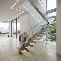 Escalier flottant intérieur sur mesure avec monopoutre en acier, garde-corps en verre trempé, escalier moderne en bois
