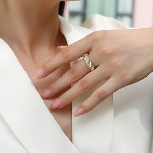 Zanlong 15306 Anillo de compromiso de plata de ley S925 chapado en oro de 18k con pavé de moissanita retorcida para mujer, a la moda, estilo Ins, venta al por mayor - Product Image 3