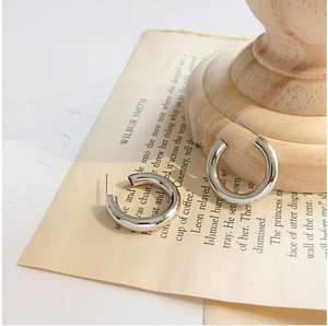 Boucles d'oreilles créoles en plaqué or 18k pour femmes, créoles simples, chics et épais - Product Image 4