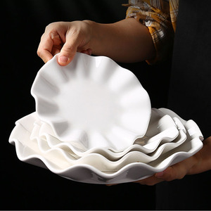 Assiette en céramique blanche en forme de coquille d'huître, écologique, de luxe, fabriquée à la main, pour les hôtels et les restaurants, vaisselle, fruits de mer, salade, sashimi - Product Image 4