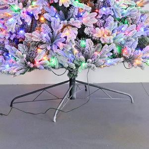 Arbre de Noël floqué populaire en PE+PVC, avec <span class=keywords><strong>neige</strong></span> artificielle, arbre nu et décoration de Noël auto-éclairante - Product Image 5