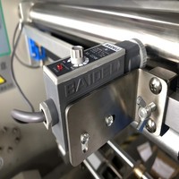 Machine d'emballage entièrement automatique à flux servo pour biscuits, pain, bonbons, biscuits, produits chocolatés avec plusieurs pièces