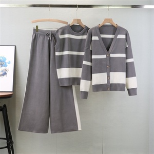 Traje de punto casual de tres piezas para mujer: chaleco de cuello redondo, cárdigan y pantalón a rayas. Conjunto de punto para mujer. - Product Image 3