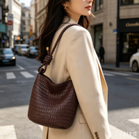 Tas Selempang Kulit Sapi Anyaman Tangan Motif Huruf, Tali Simpul yang Dapat Disesuaikan, Tas Bahu Vintage Cokelat untuk Sehari-hari