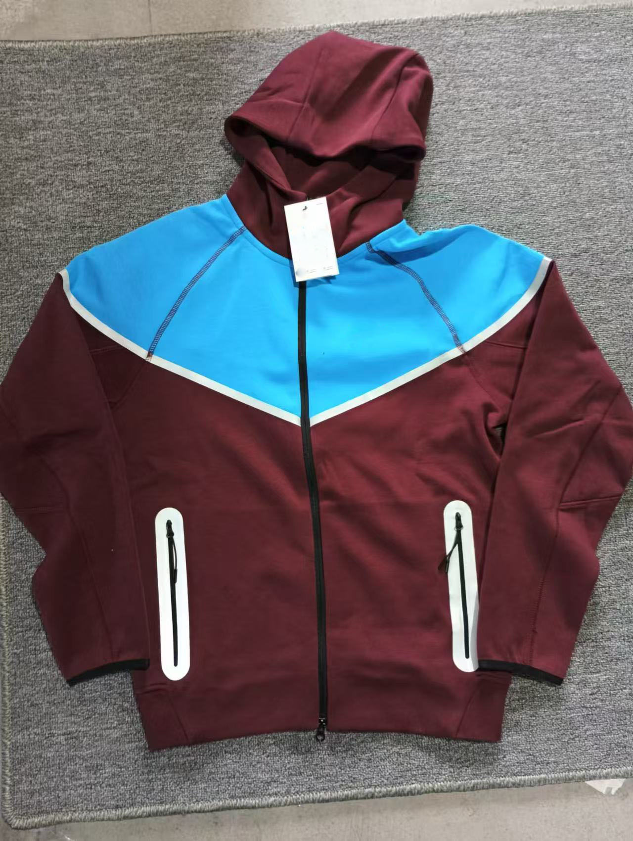 Sweat à capuche bleu rouge