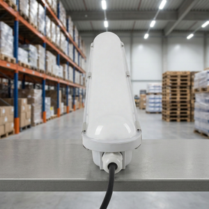 Lámpara LED Tri-Proof IP65, Resistente al Vapor, Luz Lineal LED Impermeable y a Prueba de Polvo con Soportes de Montaje para Almacenes y Lavaderos de Autos - Product Image 1