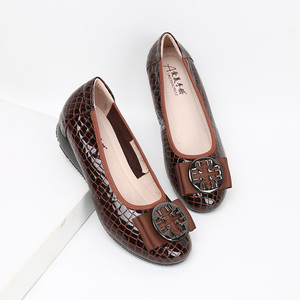 Mocassins Plats de Luxe <span class=keywords><strong>pour</strong></span> Femme en <span class=keywords><strong>Cuir</strong></span> Verni Souple Marron avec Lacets Antidérapants, Conception Pieds Nus <span class=keywords><strong>pour</strong></span> l'Automne - Product Image 1