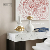 Ornement de bureau moderne Merlin Living, décoration en céramique Lèvres Dorées pour la décoration intérieure de luxe, vente en gros de la fabrique de céramique de Chaozhou