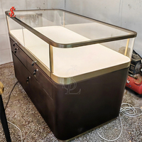 Comptoir de présentation de bijoux de luxe en bois de noyer avec vitrine en verre et éclairage LED, meuble d'îlot nervuré pour boutique de détail
