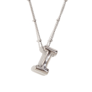 Un pendentif mignon et tendance d'Europe et d'Amérique, un collier de lettres de ballon de fête en acier inoxydable plaqué or 18 carats pour femmes - Product Image 4
