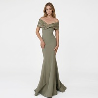 Robe d'été unie plissée taille empire, rouge sensuelle, sans bretelles, coupe ajustée, nouvelle collection 2026 pour femme, design de niche, sexy et romantique pour les soirées.