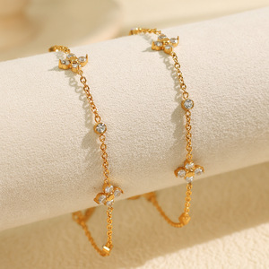 กำไลข้อมือแฟชั่นสไตล์ยุโรปอเมริกัน ชุบทอง 18k ประดับเพทายรูปใบโคลเวอร์สี่แฉก สำหรับผู้หญิง สวมใส่ได้ทุกวัน - Product Image 3