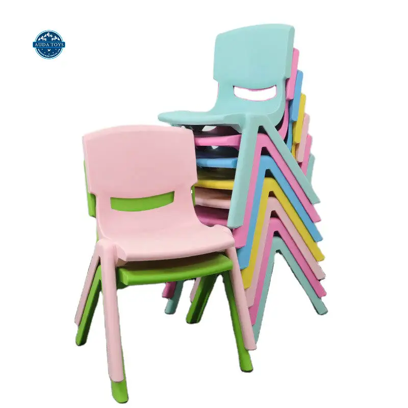 La fabbrica vende all'ingrosso mobili moderni per bambini sedie impilabili in plastica per bambini per le funzioni