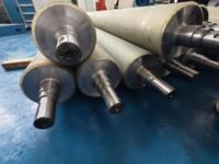 Rouleau en acier de haute qualité, équilibrage dynamique stable et bonne élasticité, rouleau de contact pour machine à poncer de l'industrie du bois