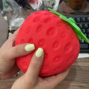 Bestseller – Jouets anti-stress à rebond lent en forme de fraises, figurines de fruits simulés, jouets à presser amusants pour enfants - Product Image 4