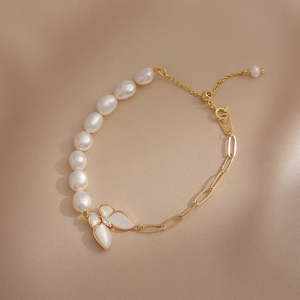 Bracelet en perles d'eau douce baroques naturelles, design élégant à motif papillon, bracelet en perles fait à la main - Product Image 3