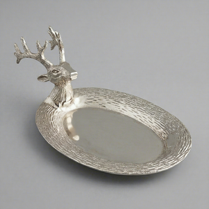 Plato Ovalado Plateado con Cabeza de Ciervo Esculpida – Elegante Plato para Servir Carne y Asados con Textura de Corteza para Resorts de Caza y Restaurantes de Alta Cocina - Product Image 1