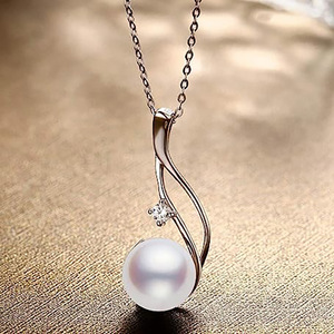 Collana con Ciondolo a Forma di Sirena con Perle Imitate, Gioiello Elegante Estivo alla Moda - Product Image 3