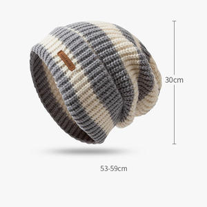 Bonnet d'hiver personnalisé gris noir chapeau à poils lettre large tête rayure tricot cuir étiquette rayé acrylique tricoté bonnet - Product Image 3