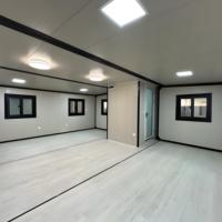 Maison conteneur modulaire de 30 pieds avec panneau mural étanche à cadre personnalisé, aménagement intérieur flexible, double aile inclinée, appartement/hôtel/villa