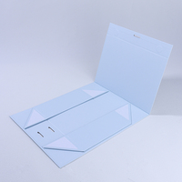 Boîte cadeau rigide pliable bleue sur mesure pour économiser de l'espace avec fermeture magnétique et ruban de fermeture