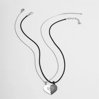 Lot de 2 Colliers Pendentifs en Acier Inoxydable Main dans la Main pour Homme Femme Couple, Ensemble Cœur Point de Suture Empreinte Digitale en Titane