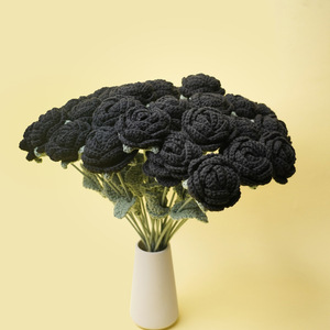 Ramo de Rosas Artificiales Negras de Seda, Decoración Gótica Hecha a Mano para Sesiones de Fotos con Temática Oscura - Product Image 4