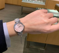 Montre Femme Ultra Fine Tendance en Gros avec Lunette en Cristal, Cadran Nacre Blanc, Acier Inoxydable, Mouvement Quartz, Étanchéité 50m