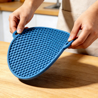 Sous-verre carré en silicone mignon, résistant aux hautes températures, anti-brûlure, antidérapant, dessous de plat, dessous de plat pour table à manger, accessoire d'isolation