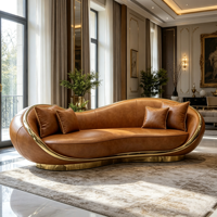 Canapé de luxe en forme de vague courbée, structure en métal doré, revêtement en similicuir souple, canapé lounge courbé pour villa, hôtel, décoration haut de gamme pour salon.