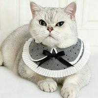 Collier-bavoir en coton gris à pois pour animaux de compagnie avec béret assorti et nœud en dentelle à volants – Vêtements pour animaux de compagnie en gros