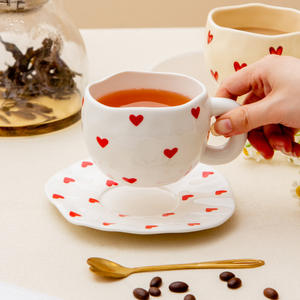Ensemble tasse et soucoupe à café en céramique à motif de cœurs pour le thé de l'après-midi, rose avec cœurs rouges, forme irrégulière, design fait main - Product Image 2