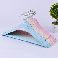 Fabricant de cintres de supermarché de haute qualité personnalisés Cintres en plastique imitation bois pour adultes Autres cintres personnalisés avec logo