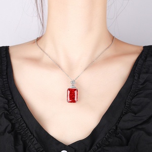Pendentif Bouteille de Parfum en Cuivre Écologique avec Zircon Cubique Rouge de Haute Qualité 15*20mm pour Femme, Idéal au Quotidien - Product Image 5