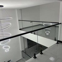 Rampe d'escalier en verre trempé et métal durable pour villa moderne de luxe léger