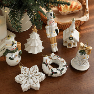 Vente en gros de pendentifs décoratifs de Noël en plastique, Père Noël, bonhomme de neige, flocon de neige, casse-noisette, pour la décoration des fêtes de Noël - Product Image 1