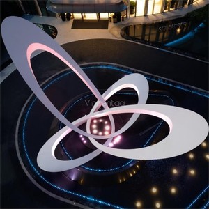 Scultura Moderna Vincentaa per Decorazione Esterna, Opera d'Arte Personalizzata Oversize in Bianco - Product Image 3