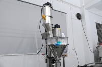 Machine de remplissage automatique industrielle à vis sans fin pour le remplissage de poudre dans les bouteilles, les bocaux et les sacs