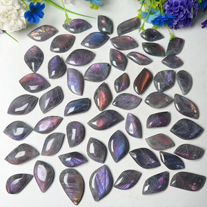 Commercio all'ingrosso di buoni colori a forma libera intagli di cristallo naturale viola Labradorite guarigione foglia di cristallo per fare ciondolo - Product Image 2