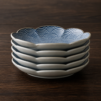 Service de table en céramique à motif Seigaiha traditionnel, forme de pétale, motif vague bleu indigo, assiette et bol en porcelaine pour la cuisine japonaise