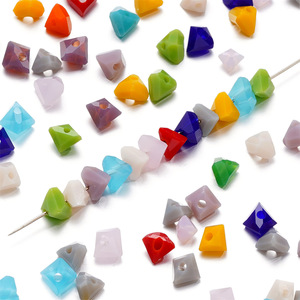 Cuentas de cristal triangulares de colores de 6 mm para hacer pulseras, accesorios de joyería DIY, cuentas de vidrio con agujero, venta al por mayor de fábrica - Product Image 1
