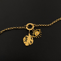 Pulsera DIY de Acero Inoxidable con Baño de Oro 14K Estilo Y2K para Mujer, Resistente al Deslustre, con Dijes de Fresa, Cruz, Ojo y Abeja