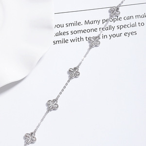 Pulsera de Plata S925 con Trébol de Cuatro Hojas y Diseño de Flor, Joyería Elegante para Mujer, Diseño Exclusivo - Product Image 3