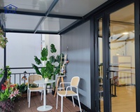 Villa Conteneur Moderne à Deux Étages, Maison Conteneur Préfabriquée Extensible avec 2 Chambres, Cuisine, Salle de Bain et Balcon
