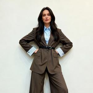 ชุดสูทที่ออกแบบอย่างพิถีพิถัน พร้อมรายละเอียดที่ลงตัว ชุดเดรสไหมพรมถักยาวทรงโอเวอร์ไซส์ แต่งขอบลูกไม้ พร้อมดีไซน์ผ่าข้าง - Product Image 5