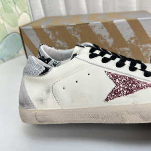 Zapatos Blancos con Estrellas Morado-Rojo de Lentejuelas, Detalle Plateado en la Parte Trasera, Zapatos de Piel Vacuna de Alta Calidad con Aumento de Altura Invisible - Product Image 6