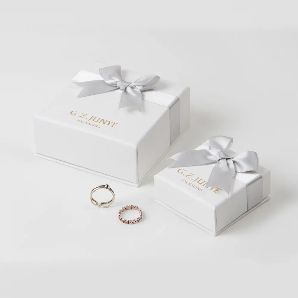 En gros personnaliser logo papier bijoux coffrets cadeaux ruban personnalisé blanc anneau bijoux boîte d'emballage avec ruban