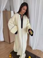 Abaya maxi ample Mexizo personnalisée avec passepoil noir et blocs de couleur, style décontracté pour les vacances et le quotidien, vêtement islamique de Dubaï